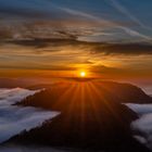 Sonnenaufgang über den Bergen an der Saarschleife