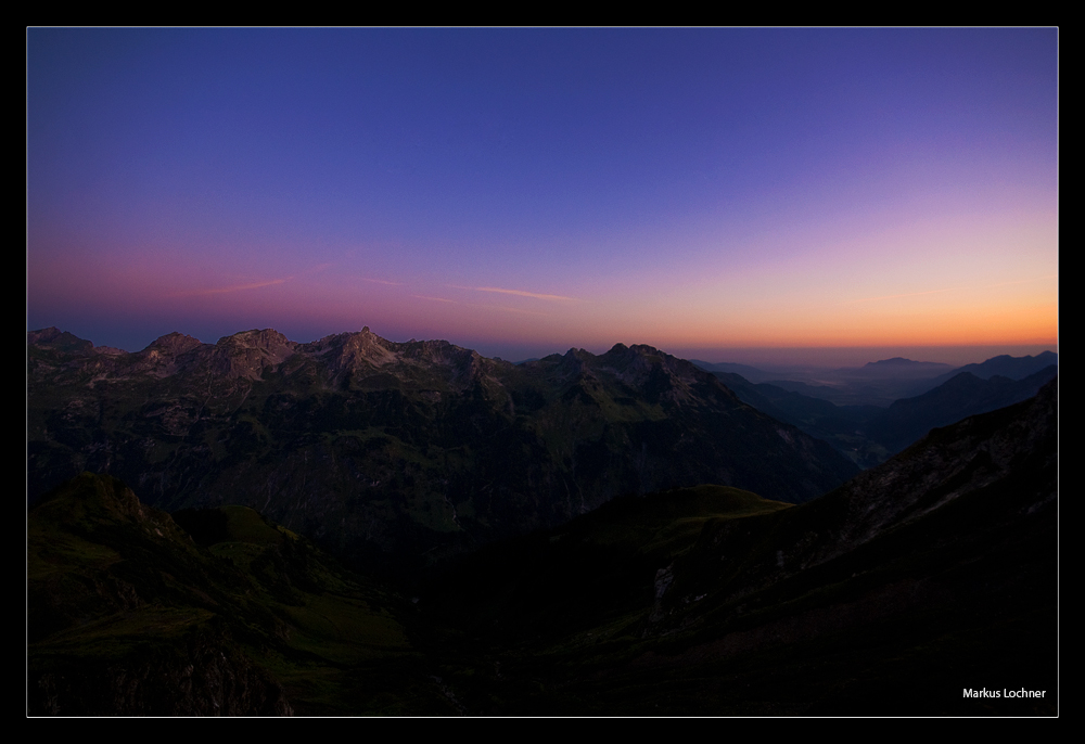 Sonnenaufgang über den Bergen