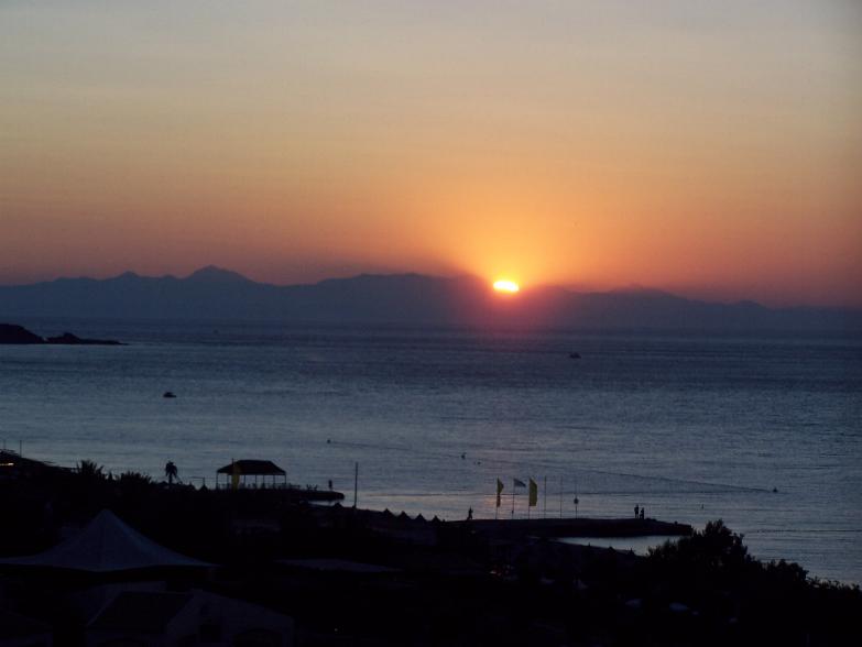 Sonnenaufgang über den Bergen der Türkei, von Rhodos aus gesehen !