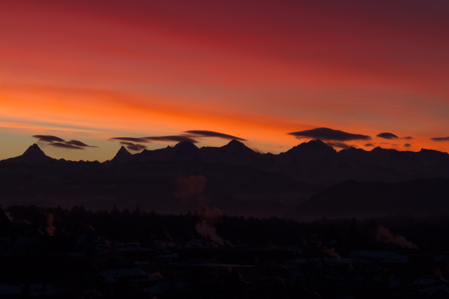 Sonnenaufgang über den Berner Alpen