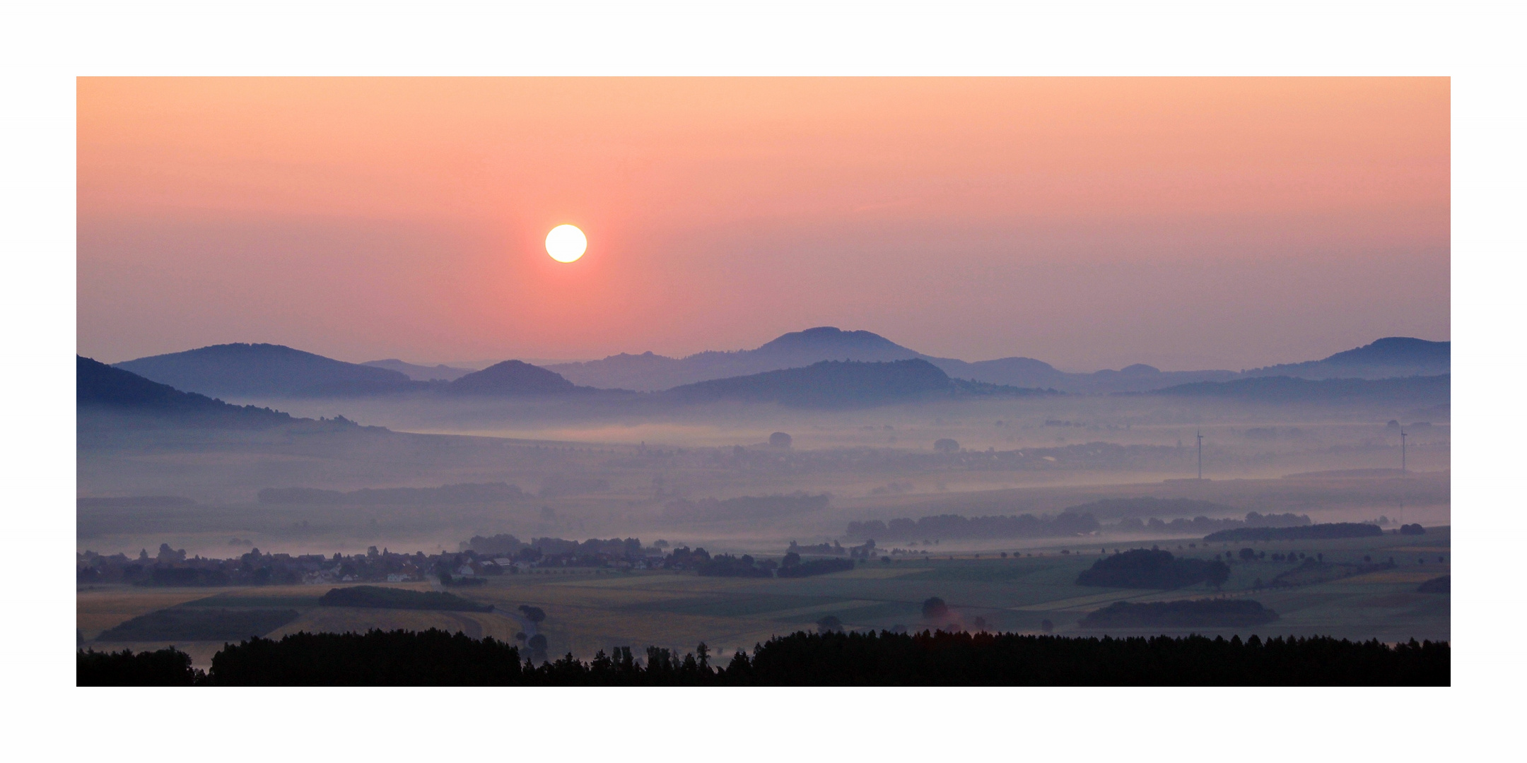 Sonnenaufgang über den blauen Bergen