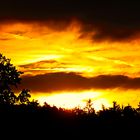 Sonnenaufgang über den Dächern meines Dorfes