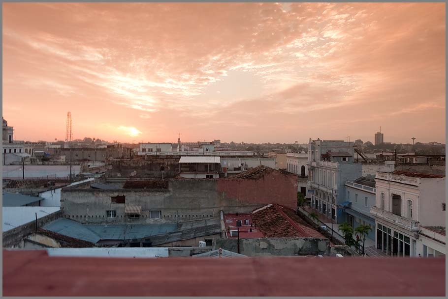 Sonnenaufgang über den Dächern von Cienfuegos, Cuba ...