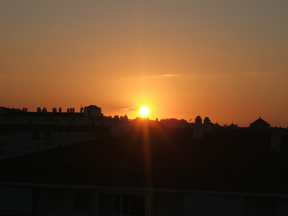 Sonnenaufgang über den Dächern von Torrox Costa