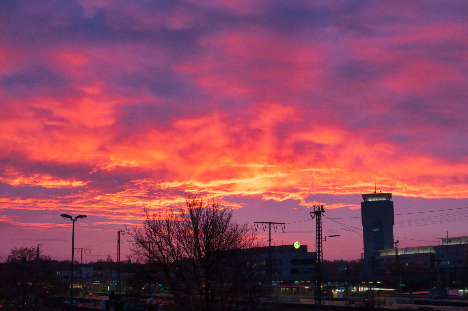 Sonnenaufgang über den Essener Hauptbahnhof