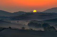 *Sonnenaufgang über den Feldern der Crete Senesi*