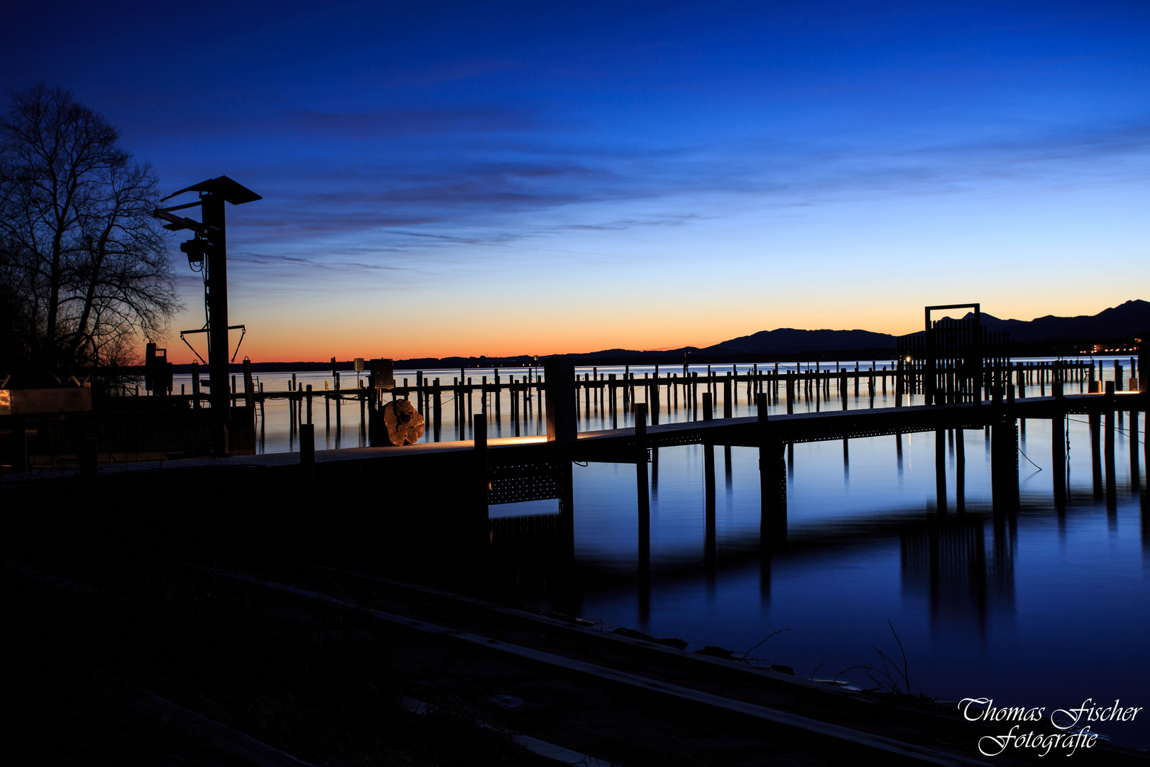Sonnenaufgang über den Hafenanlagen am Chiemsee