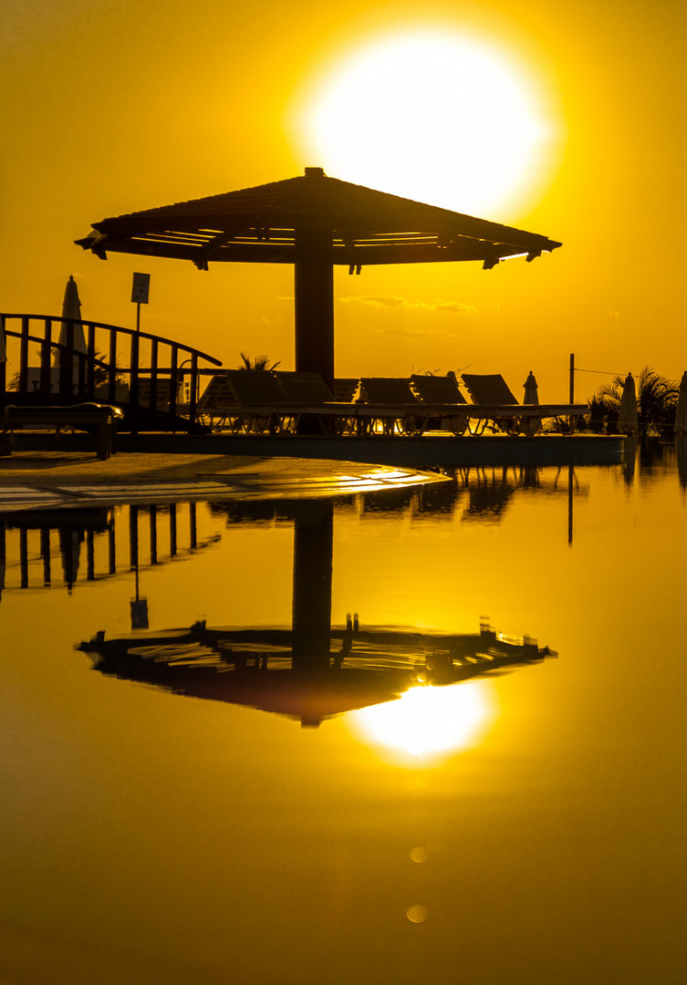 Sonnenaufgang über den Hotelpool