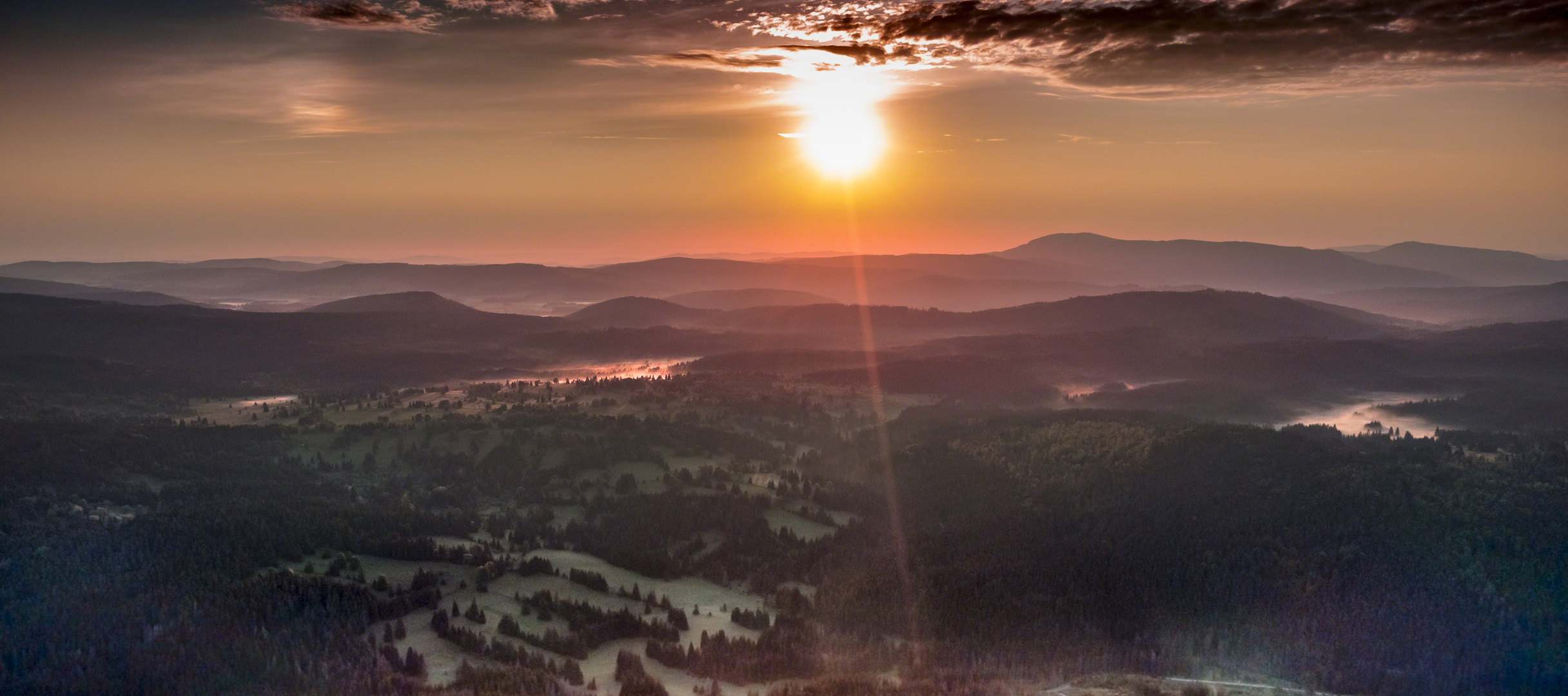 Sonnenaufgang über den Hügeln des Bayerischen Waldes