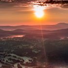 Sonnenaufgang über den Hügeln des Bayerischen Waldes