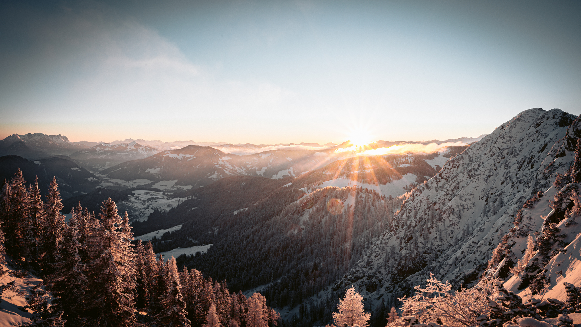 Sonnenaufgang über den Kitzbüheler Alpen