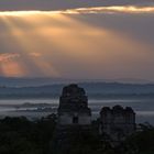 Sonnenaufgang über den Maya Ruinen von Tikal