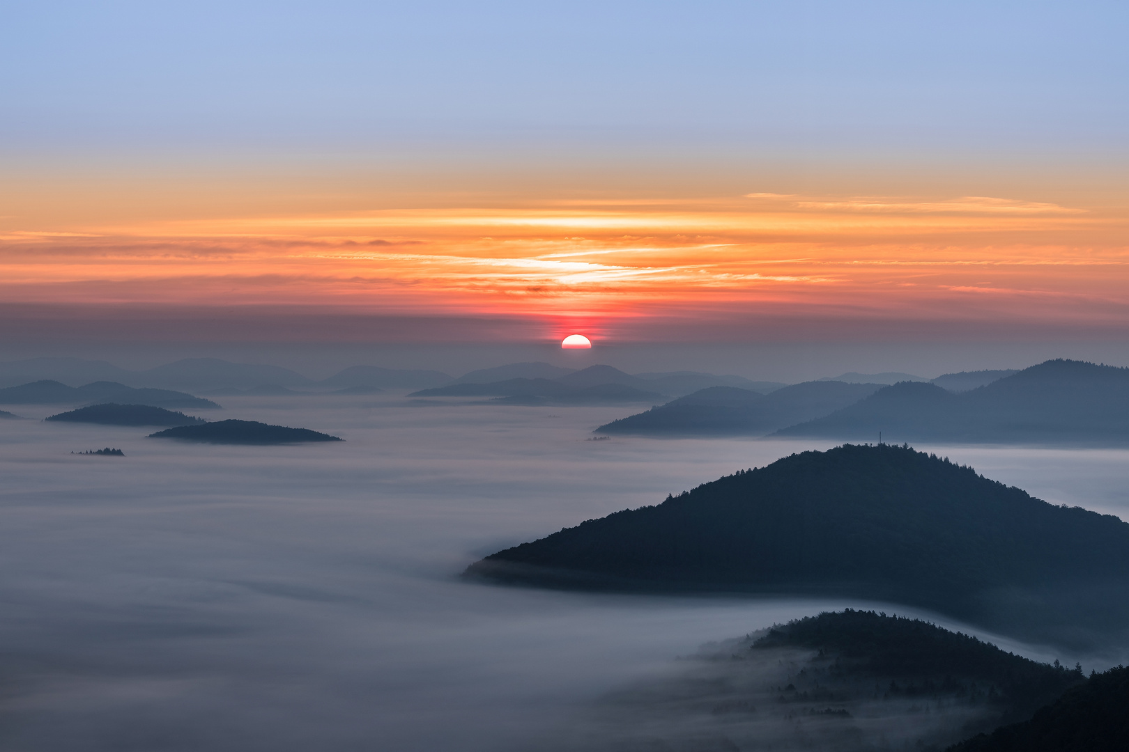 Sonnenaufgang über den Nebelmeer