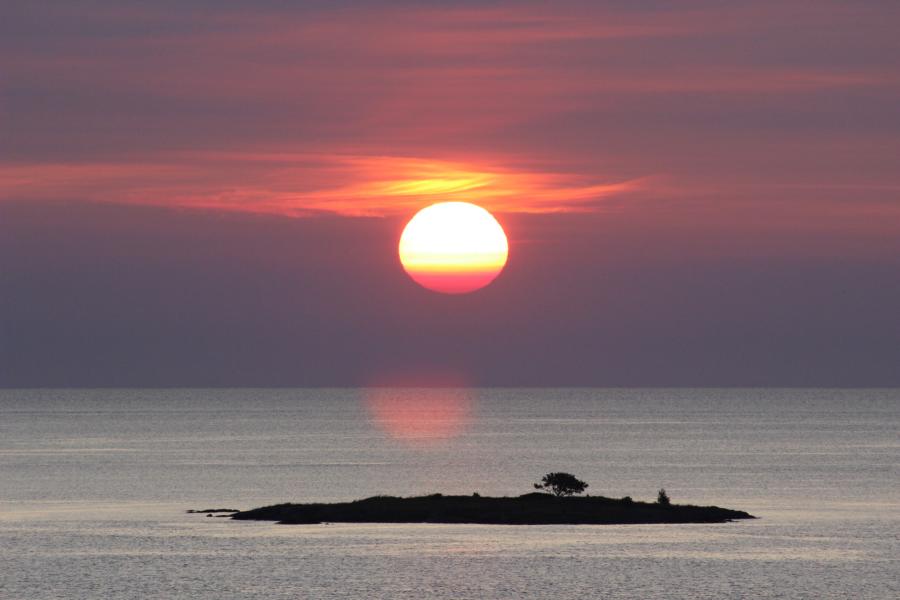 Sonnenaufgang über den Schären