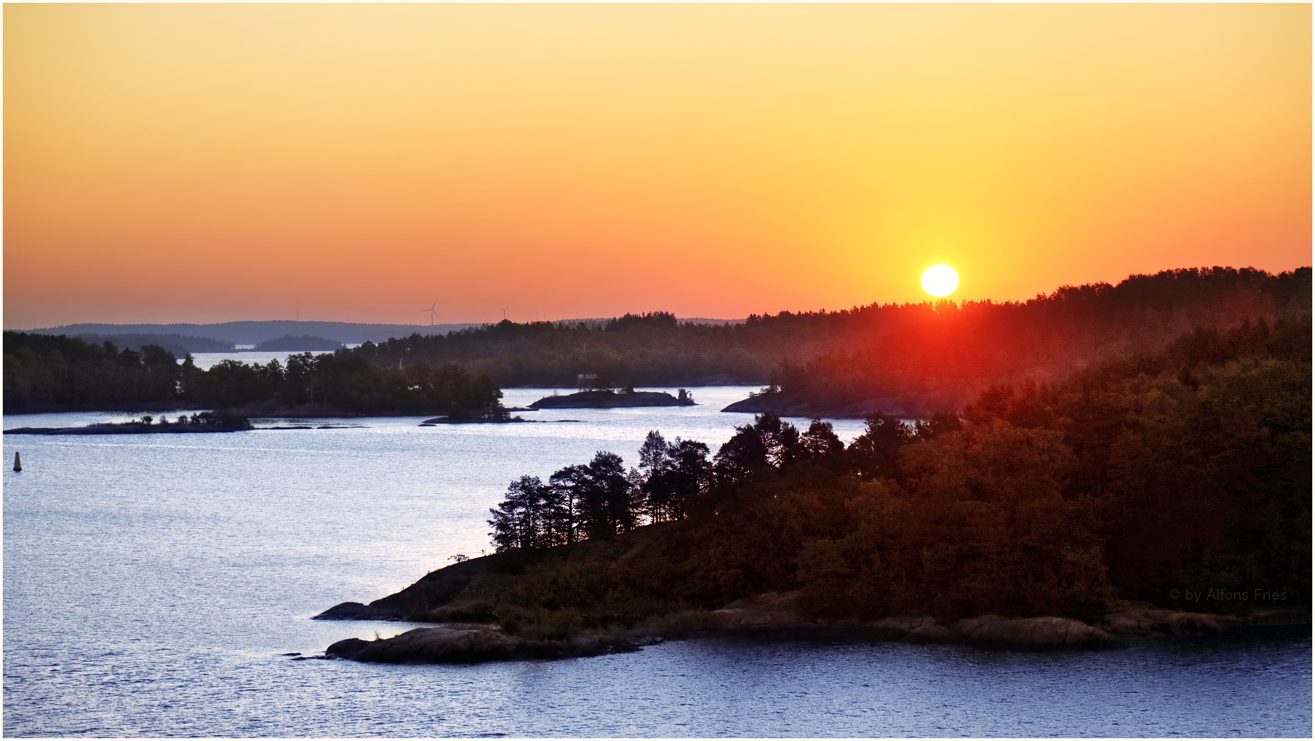 Sonnenaufgang über den Schären Schwedens