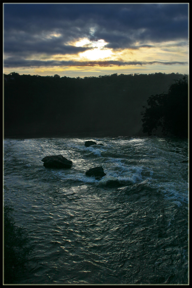 Sonnenaufgang über den Wasserfällen von Iguazu