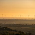 Sonnenaufgang über den Windrädern