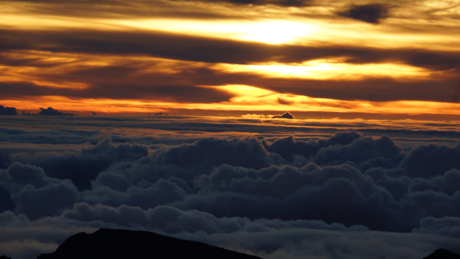 Sonnenaufgang über den Wolken