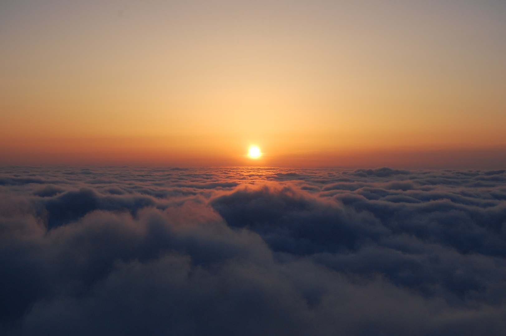 Sonnenaufgang über den Wolken