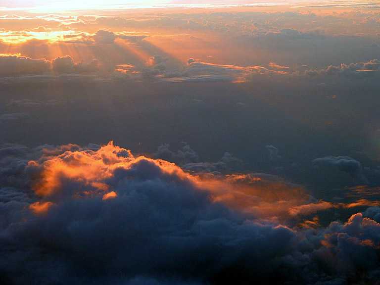 Sonnenaufgang über den Wolken