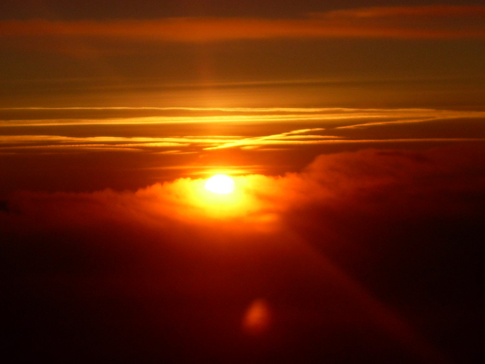 Sonnenaufgang über den Wolken