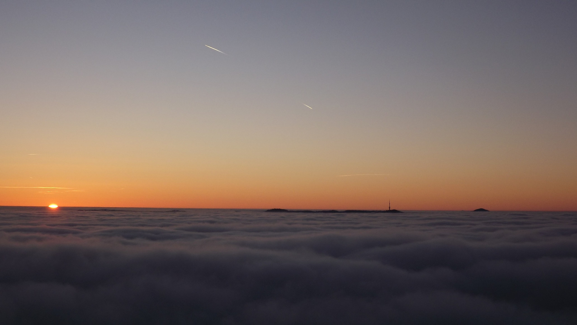 Sonnenaufgang über den Wolken