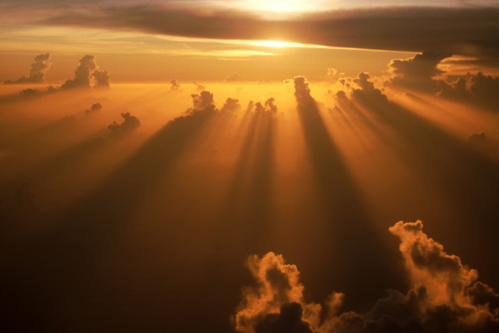 Sonnenaufgang über den Wolken