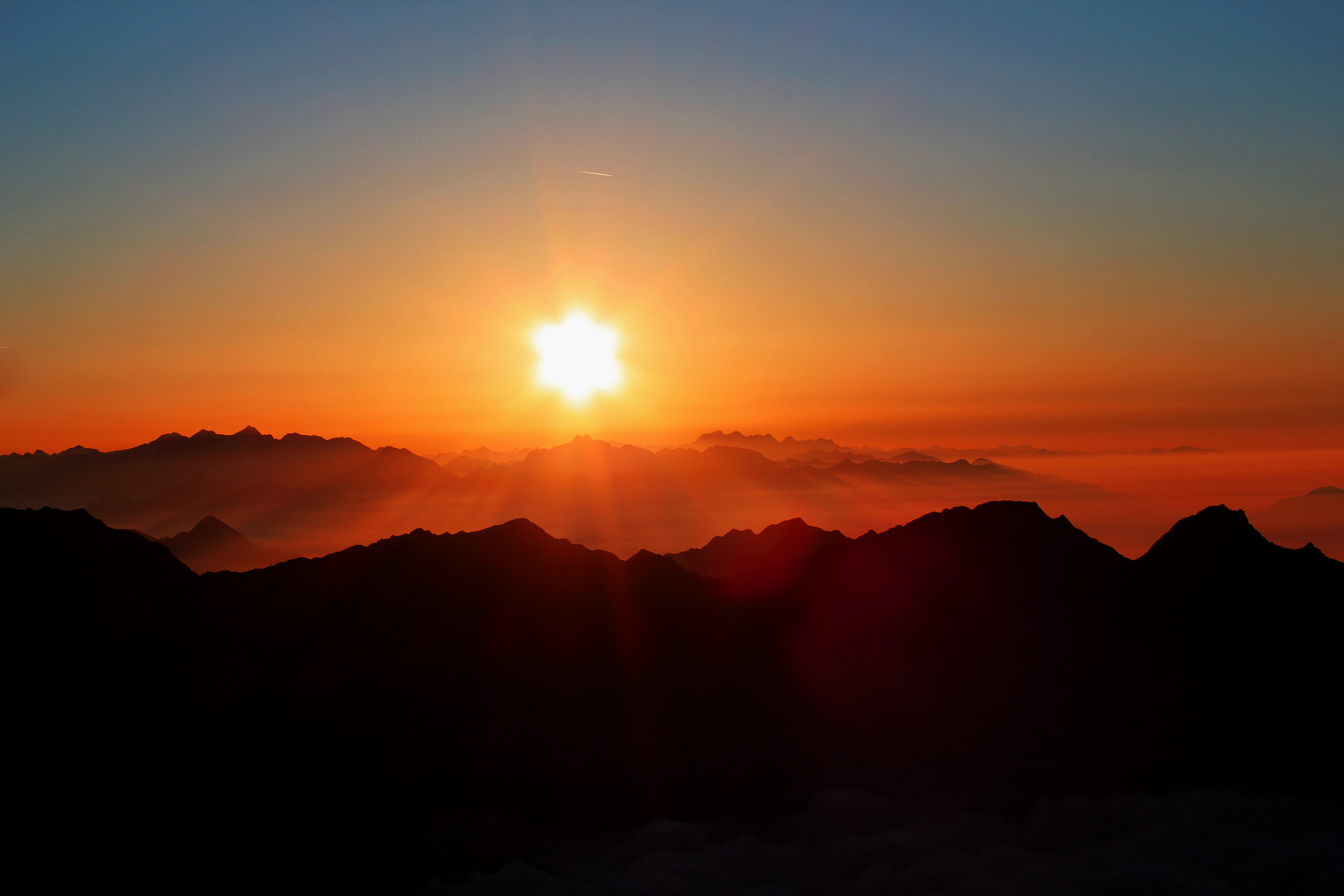 Sonnenaufgang über den Wolken auf 3082m