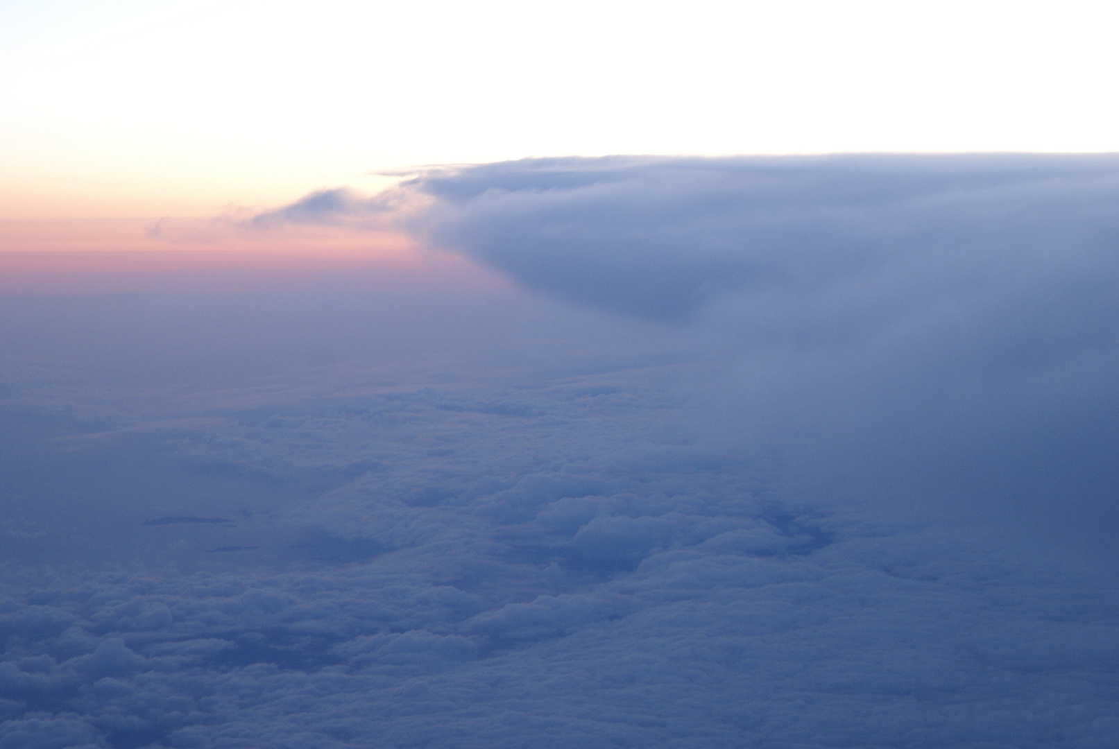 Sonnenaufgang über den Wolken