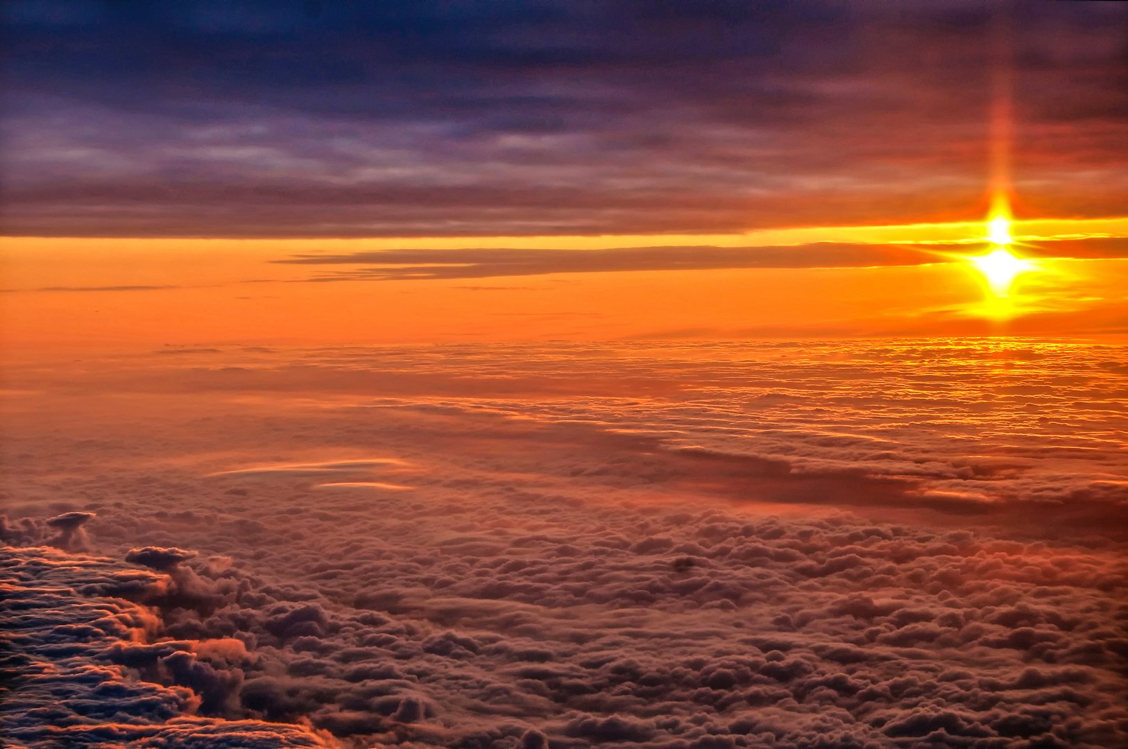 Sonnenaufgang über den Wolken