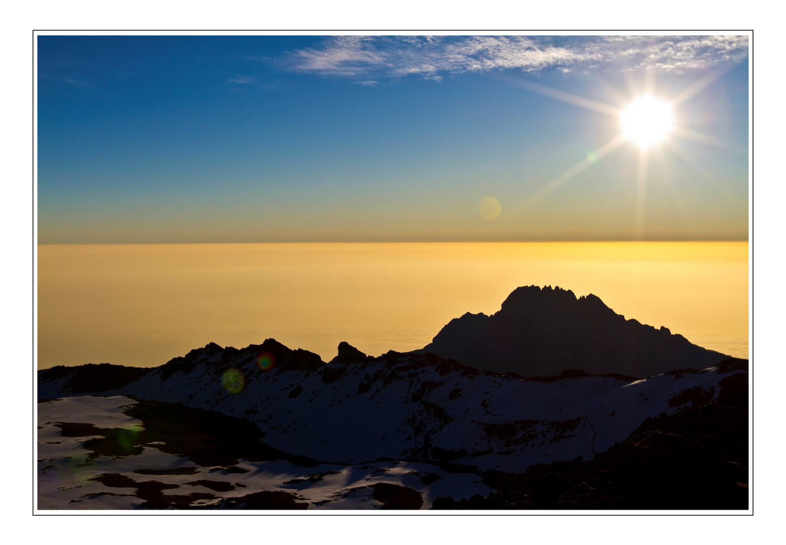 ~ Sonnenaufgang über den Wolken in 5895m Höhe ~