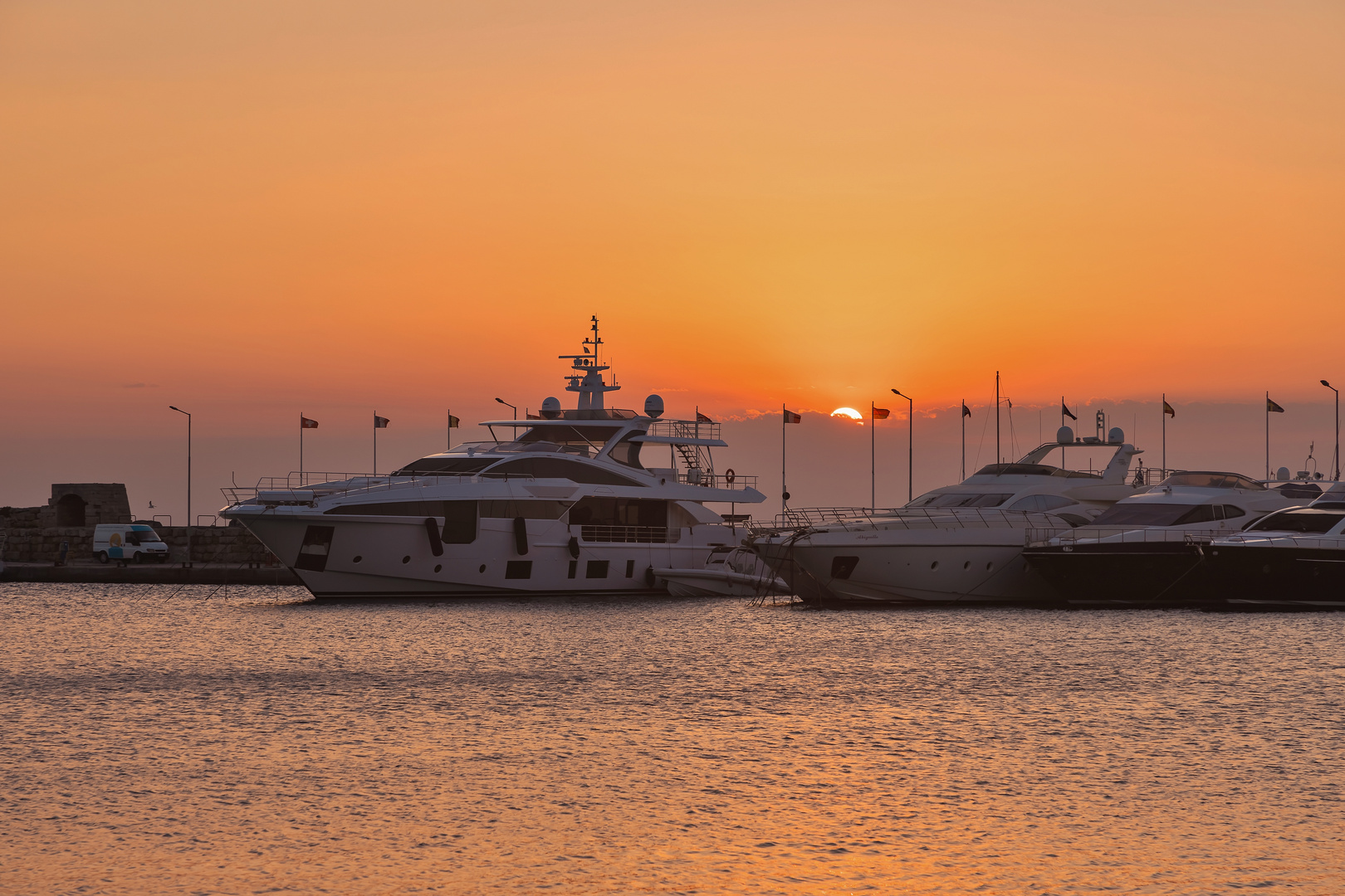 Sonnenaufgang über den Yachten