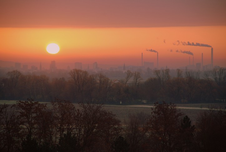 Sonnenaufgang über der BASF an einem kalten Dezembermorgen