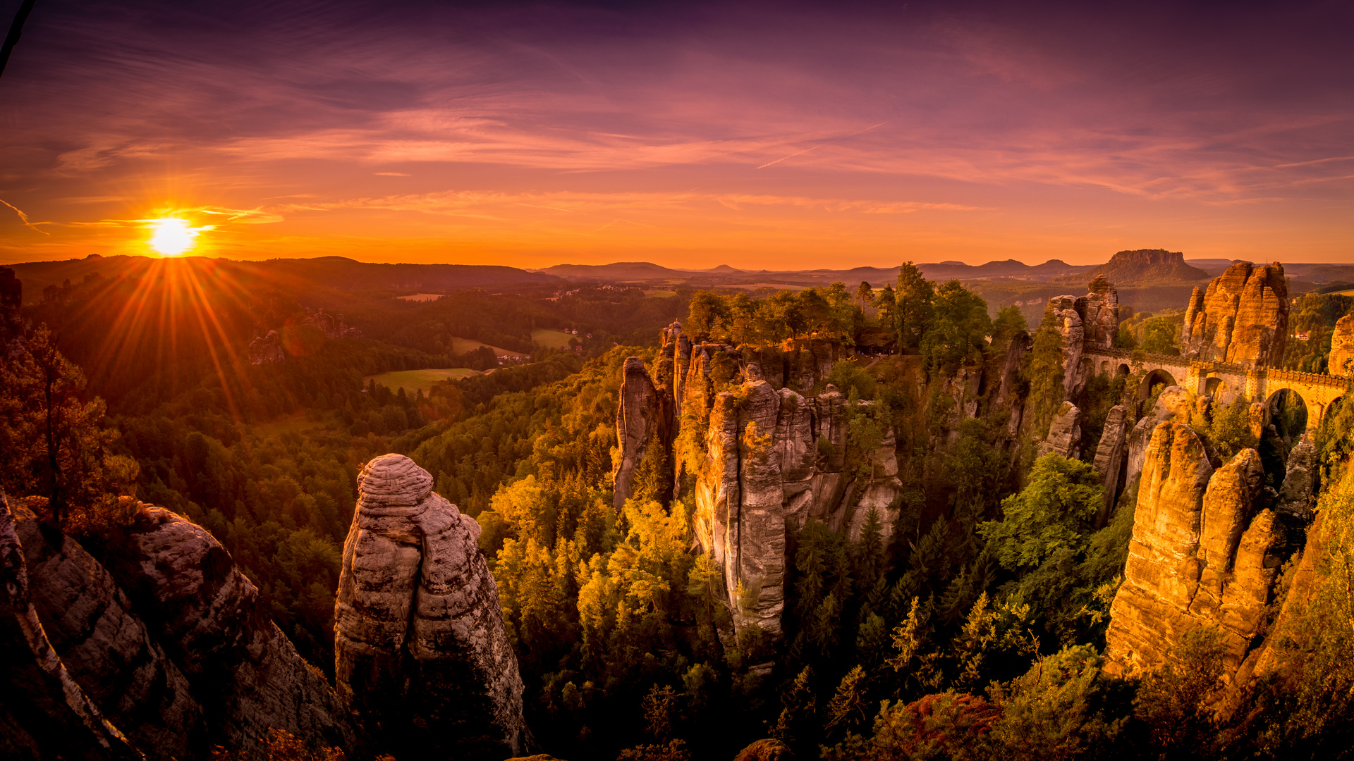 Sonnenaufgang über der Bastei in Rathen