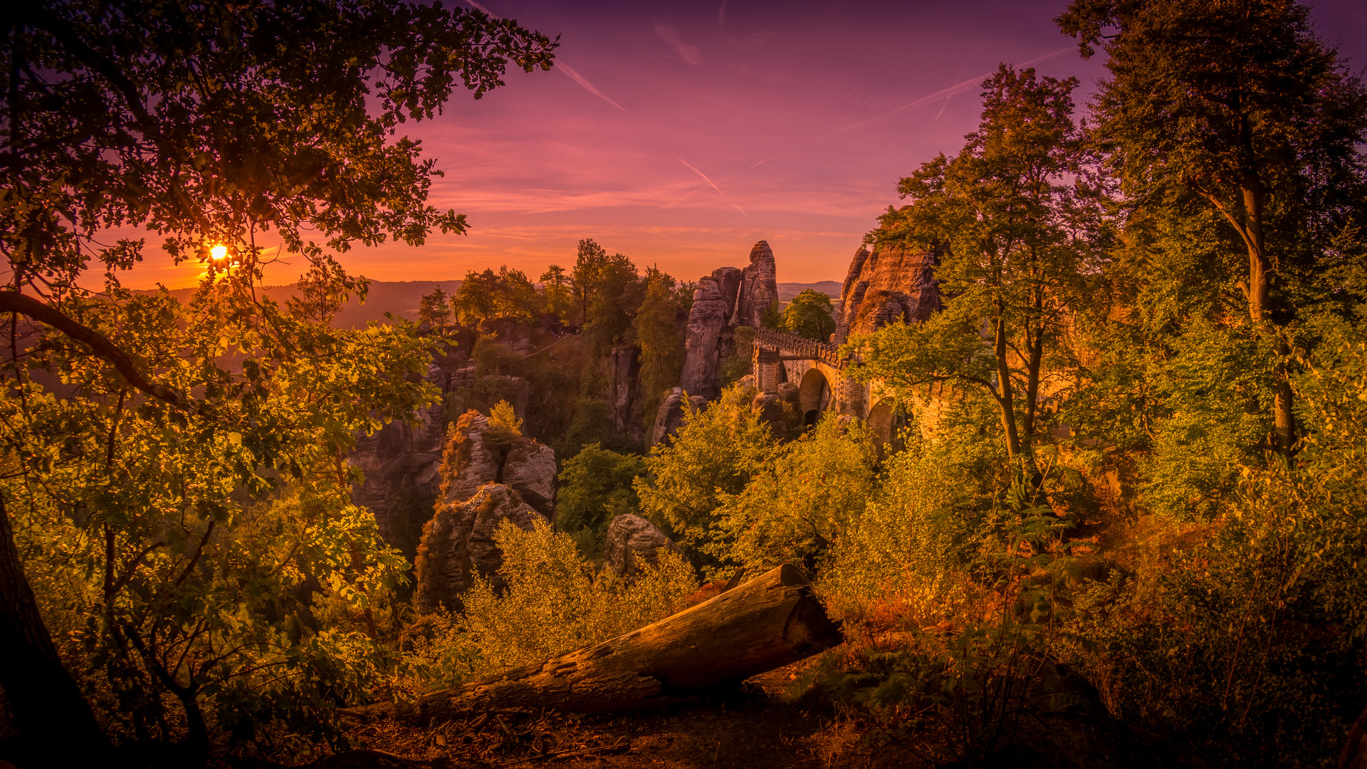 Sonnenaufgang über der Basteibrücke in Rathen, säschsische Schweiz