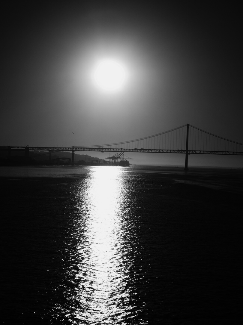Sonnenaufgang über der Brücke von Lissabon