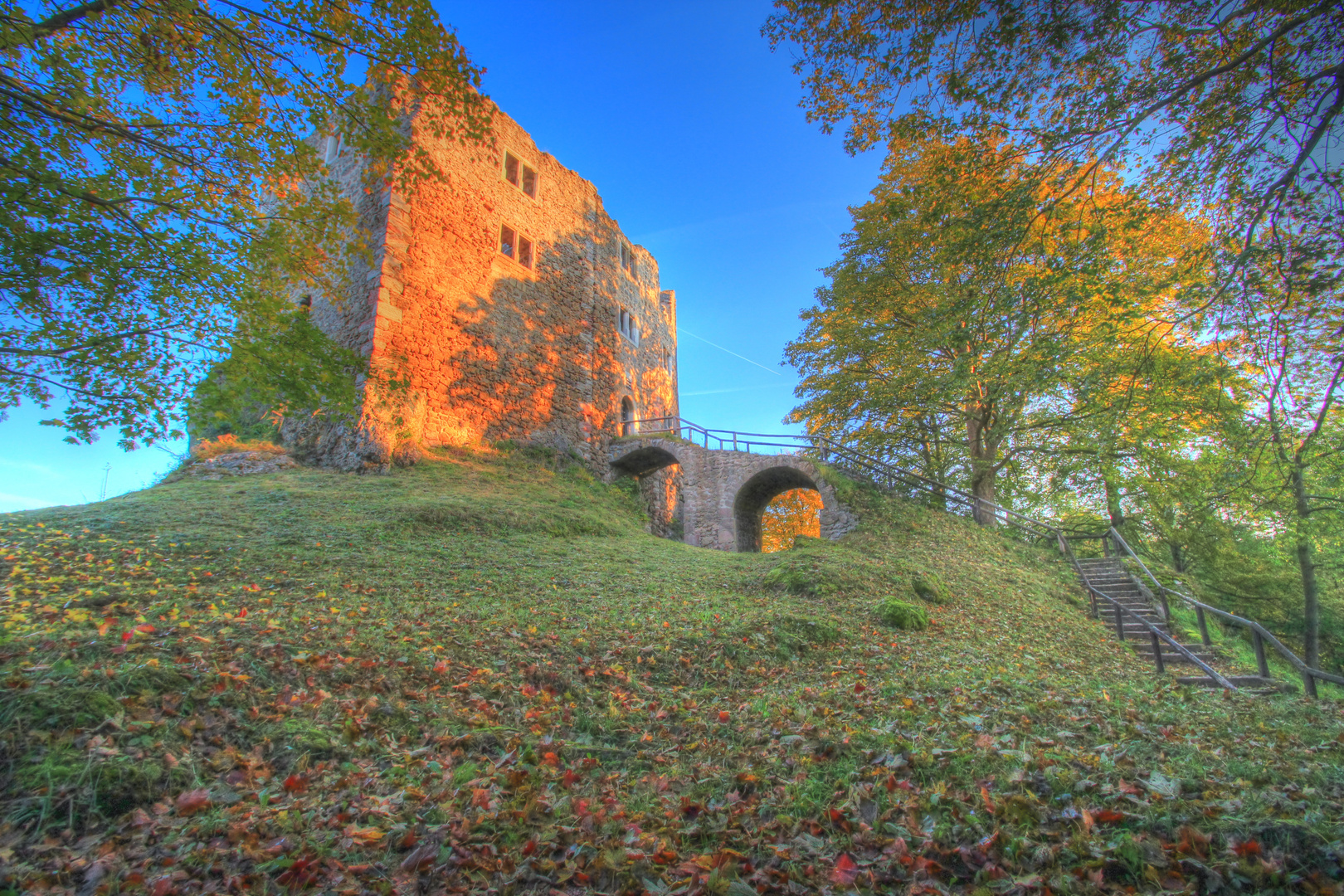 Sonnenaufgang über der Brugruine Bad Liebenstein