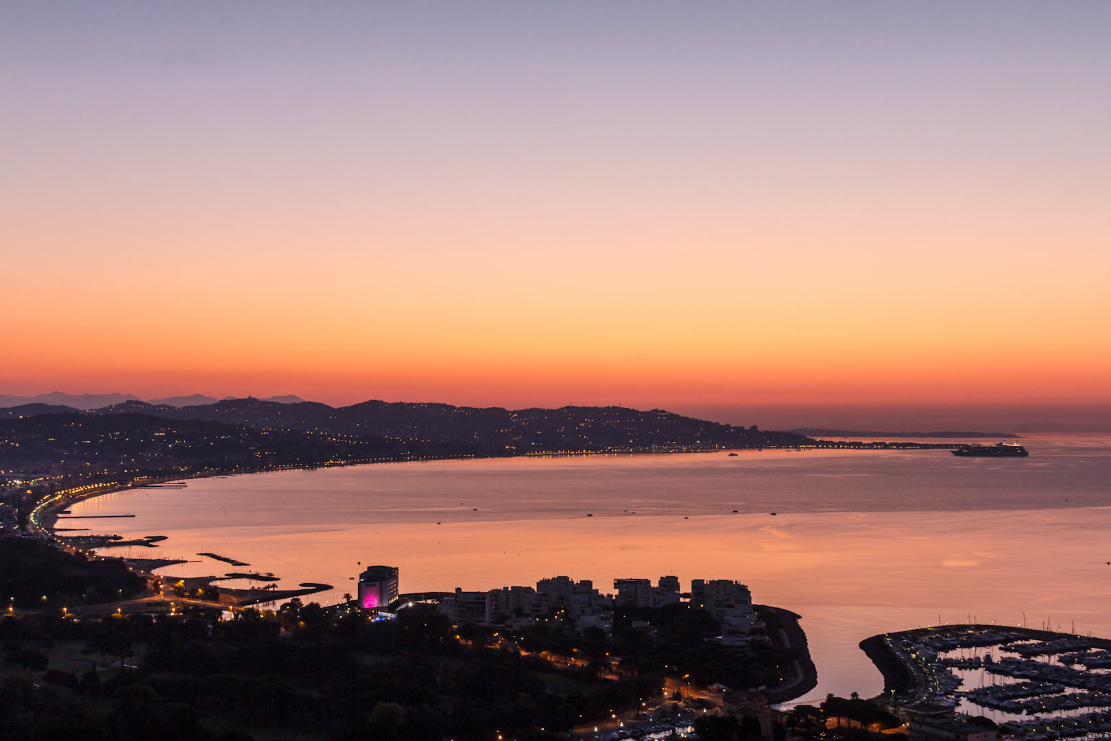 Sonnenaufgang über der Bucht von Cannes