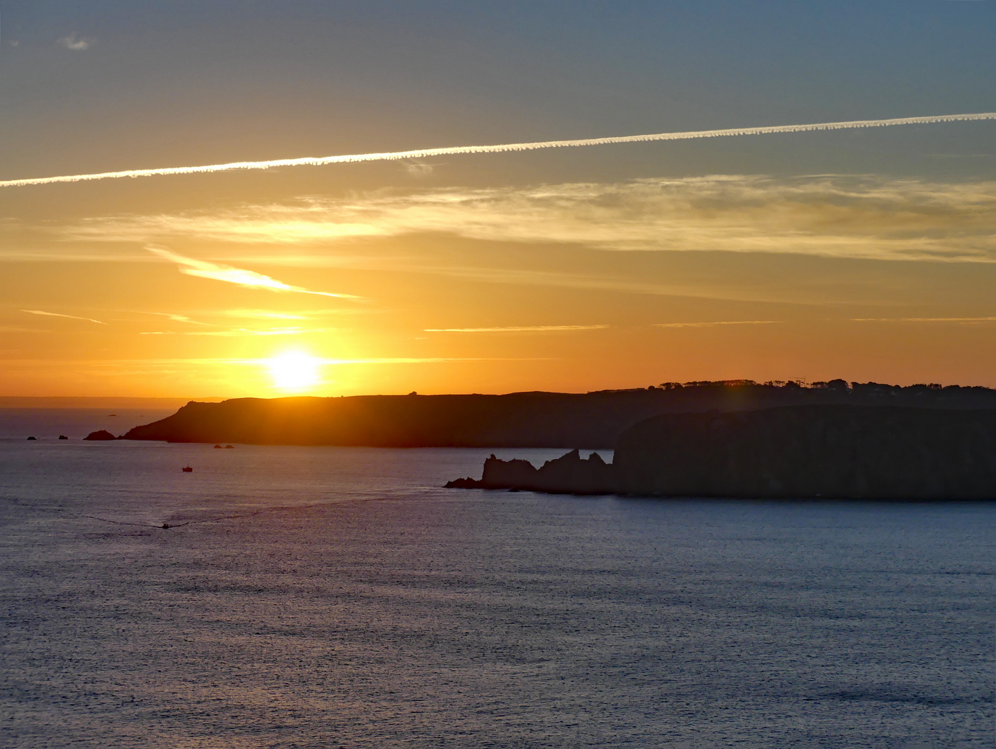 Sonnenaufgang über der Bucht von Dounarnez