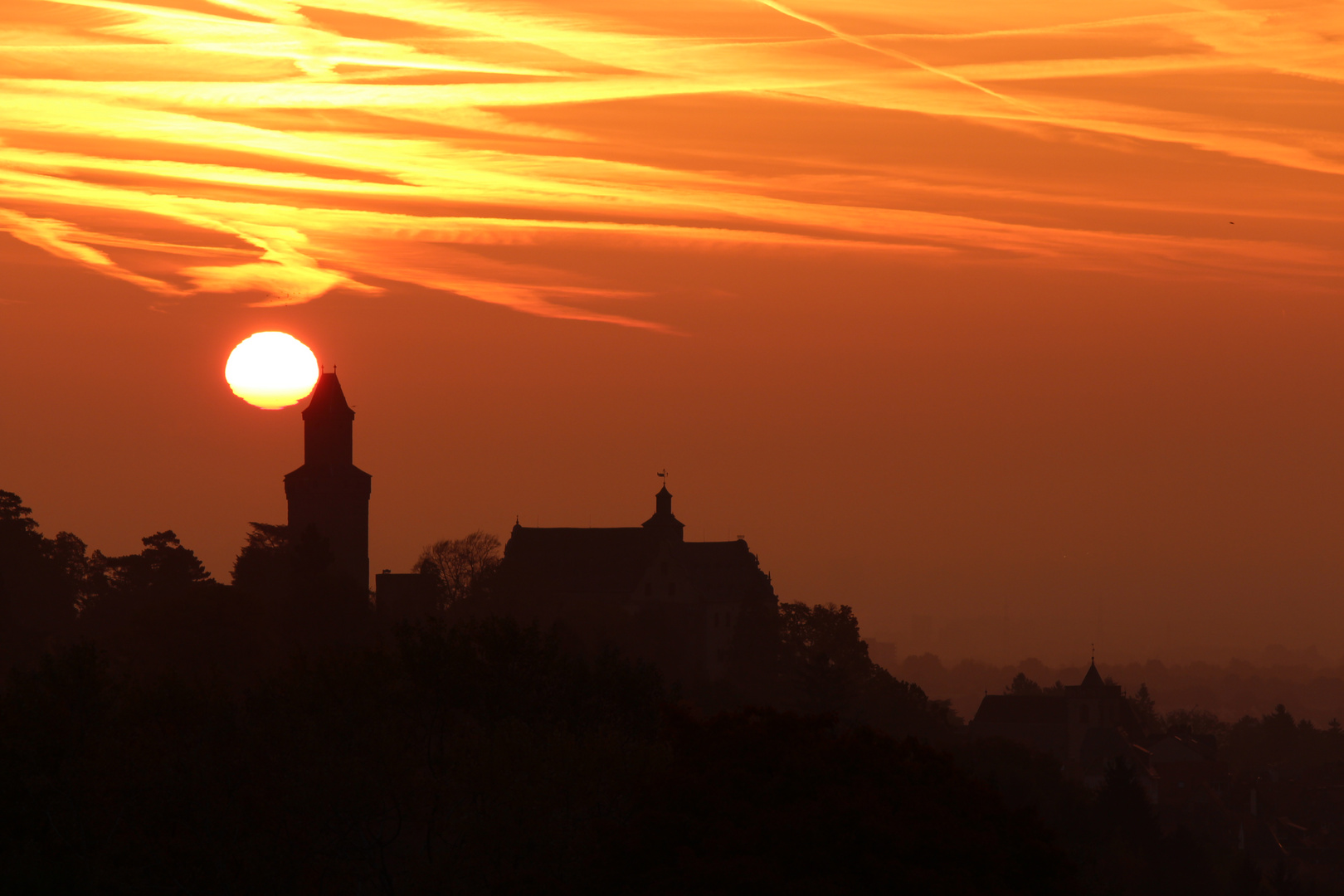 Sonnenaufgang über der Burg Kronberg