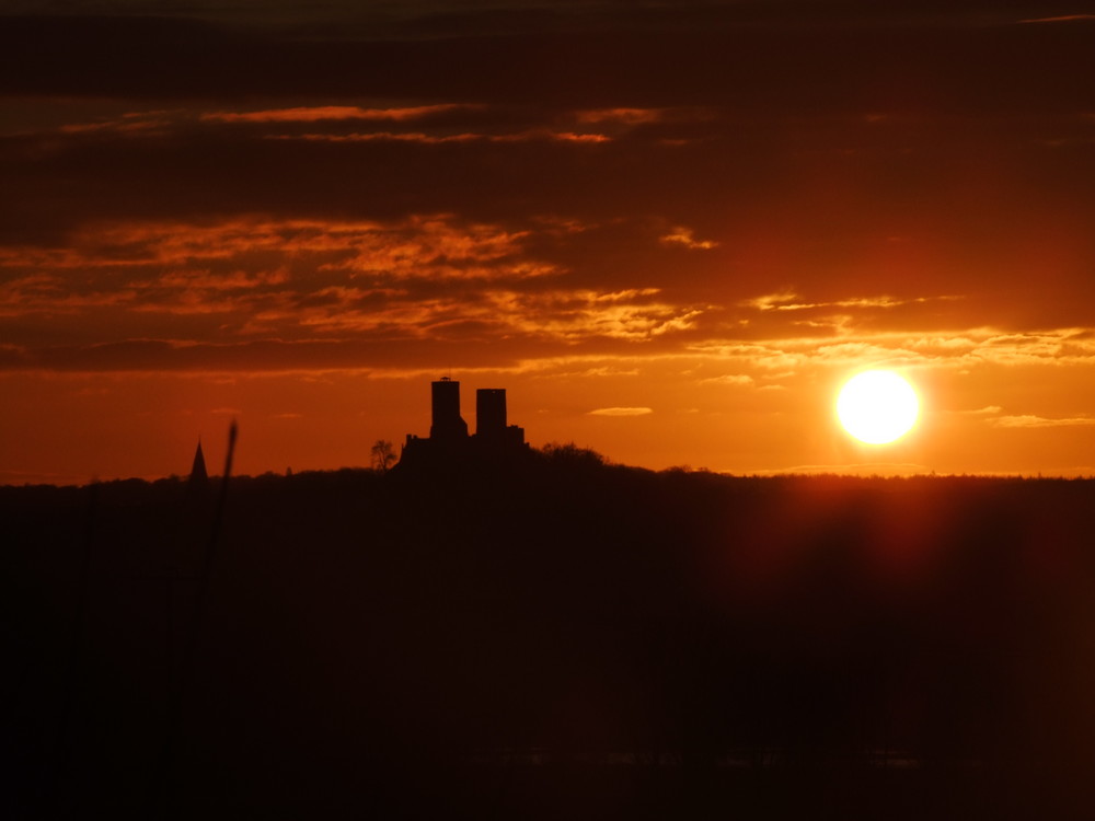 Sonnenaufgang über der Burg Münzenberg