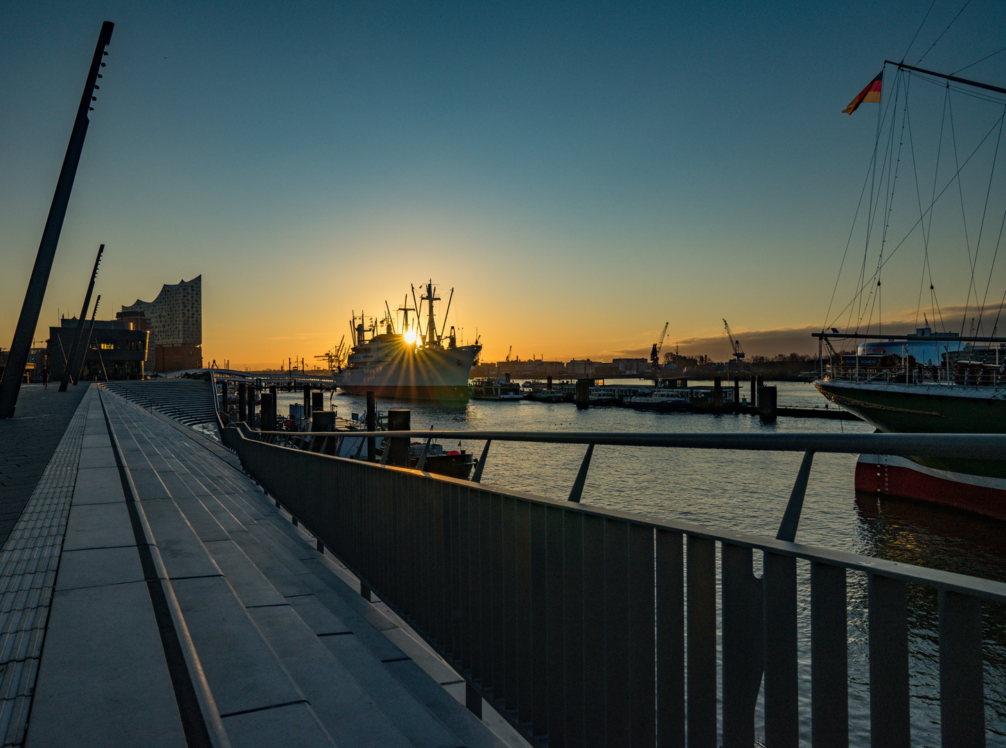 Sonnenaufgang über der Cap San Diego