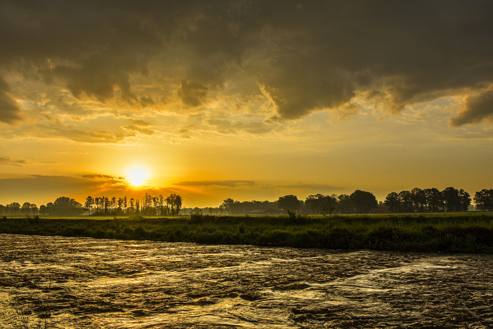 Sonnenaufgang über der Dinkel in der Grafschaft Benthim