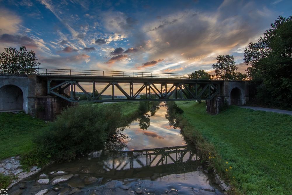 Sonnenaufgang über der Eisenbahnbrücke in Oberlauchringen