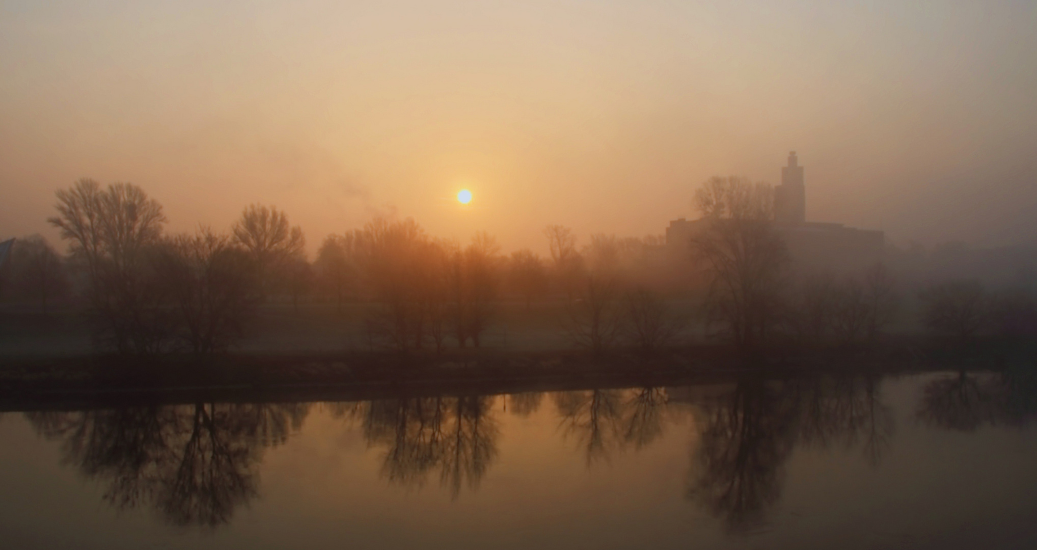 Sonnenaufgang über der Elbe