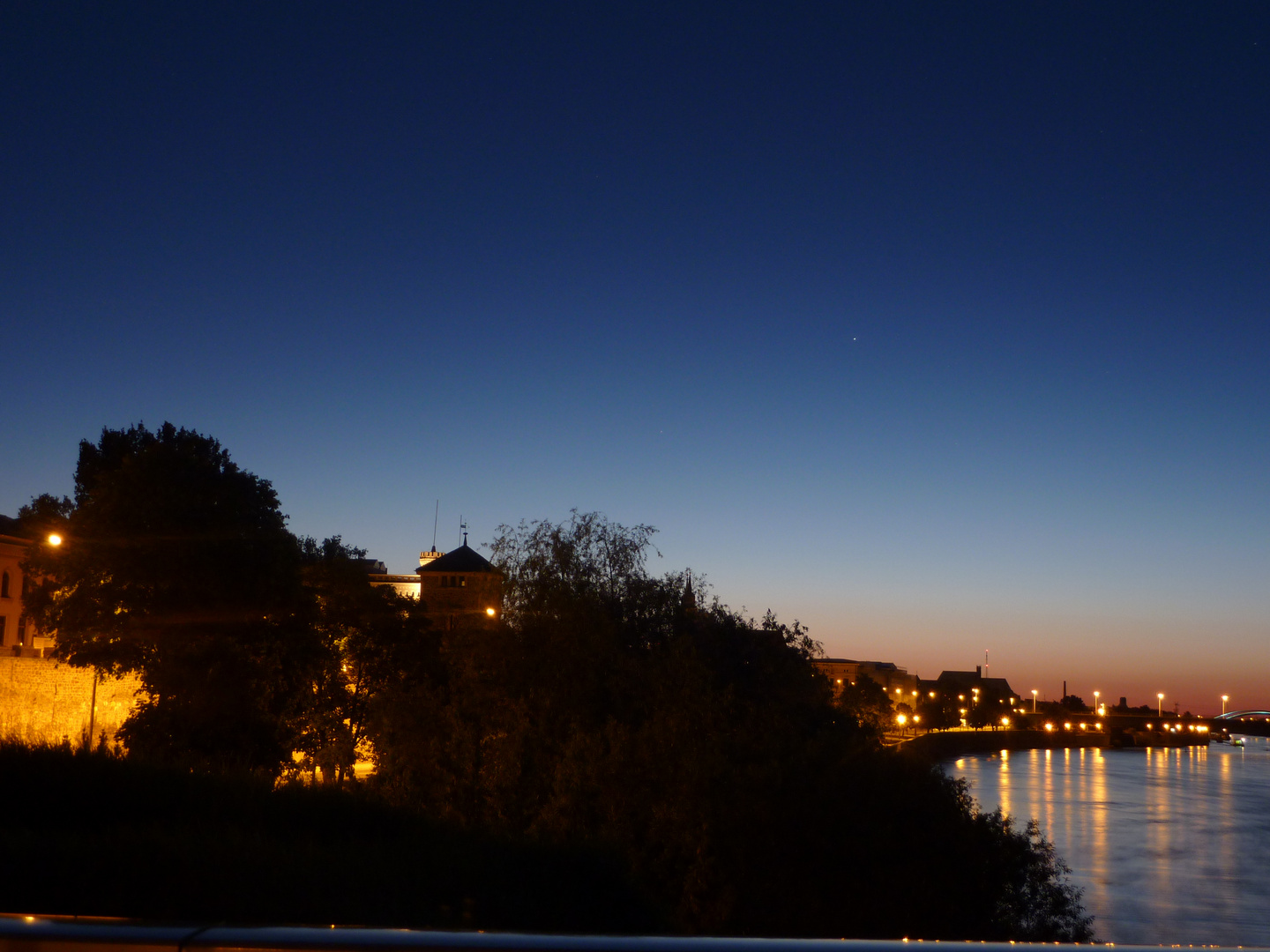 Sonnenaufgang über der Elbe in Magdeburg