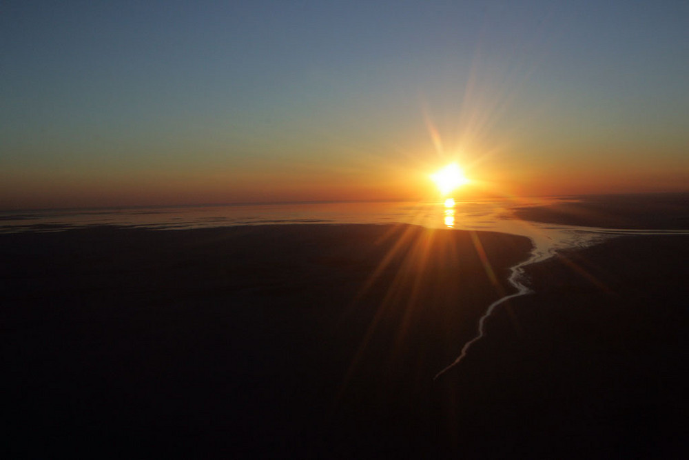 Sonnenaufgang über der gefüllten Etosha-Pfanne