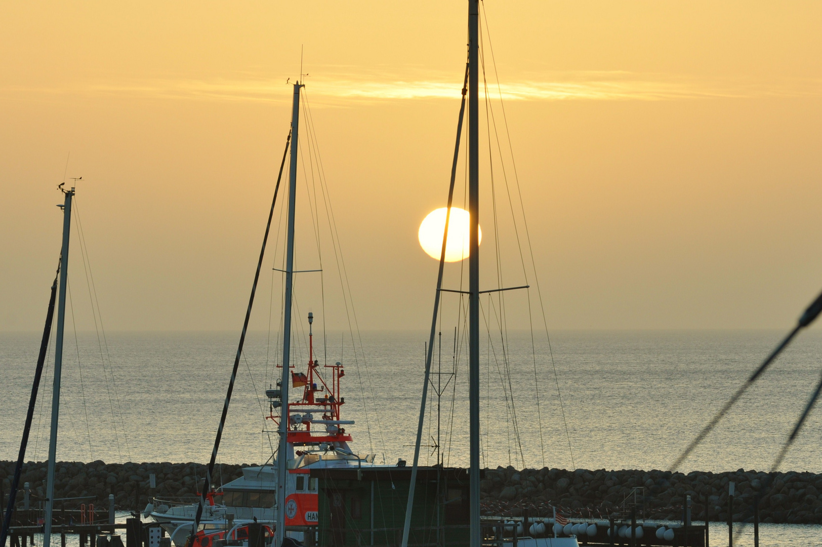 Sonnenaufgang über der "Hans Hackmack" in Grömitz