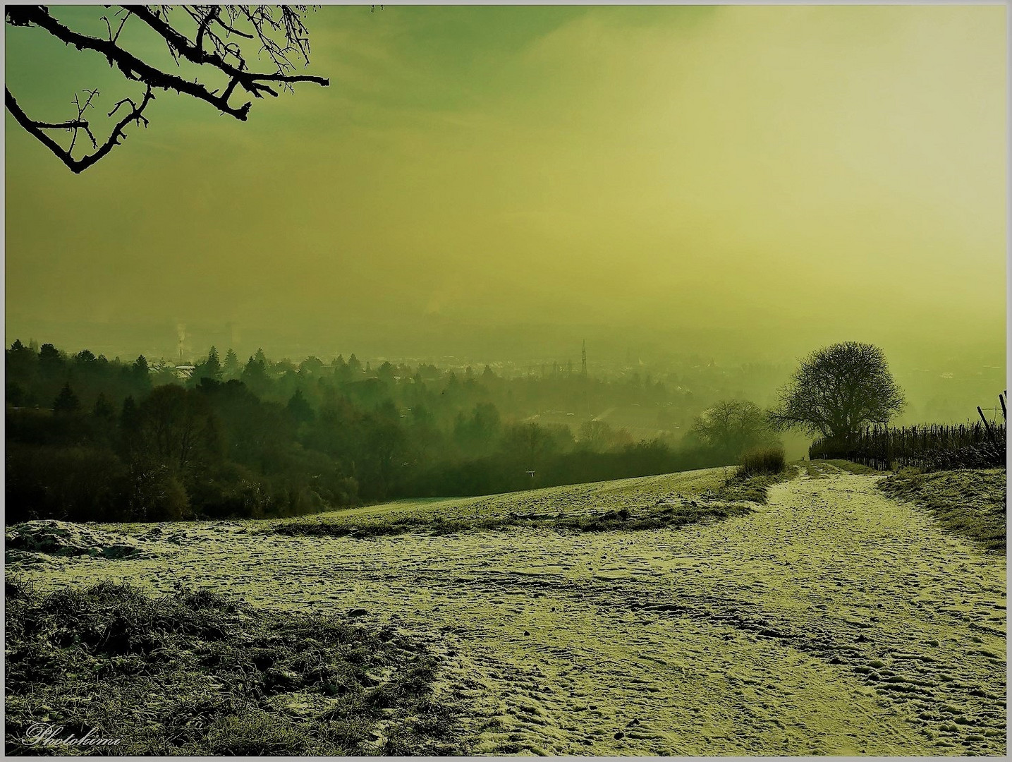 Sonnenaufgang über der Hügellandschaft