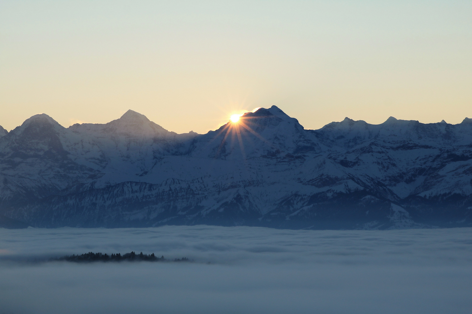 Sonnenaufgang über der Jungfrau im Berner Oberland